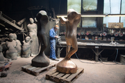 Modell und Bronzeabguss der Skulptur "Präviates von Wolf E. Schultz