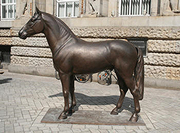 Bronzeabguss des Hengstes "Donnerhall" von Walter Hilpert vor der Volksbank in Oldenburg